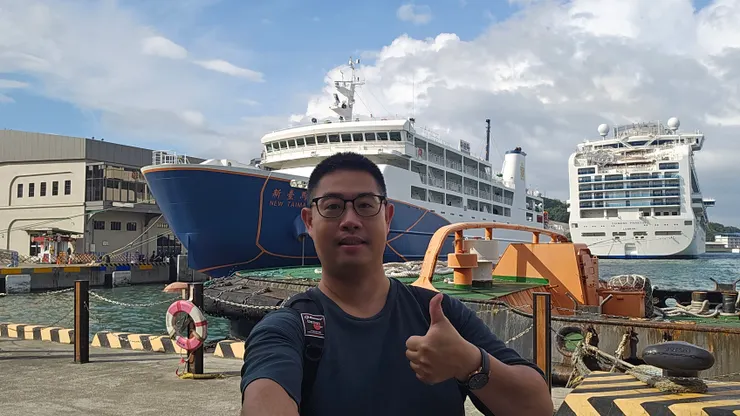 新臺馬輪的後面是鑽石公主號郵輪!