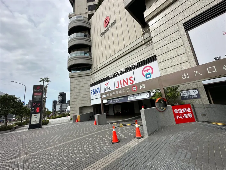 自駕可以來這裡停車，裡面也有餐廳。過左前方這個路口就是世界館。