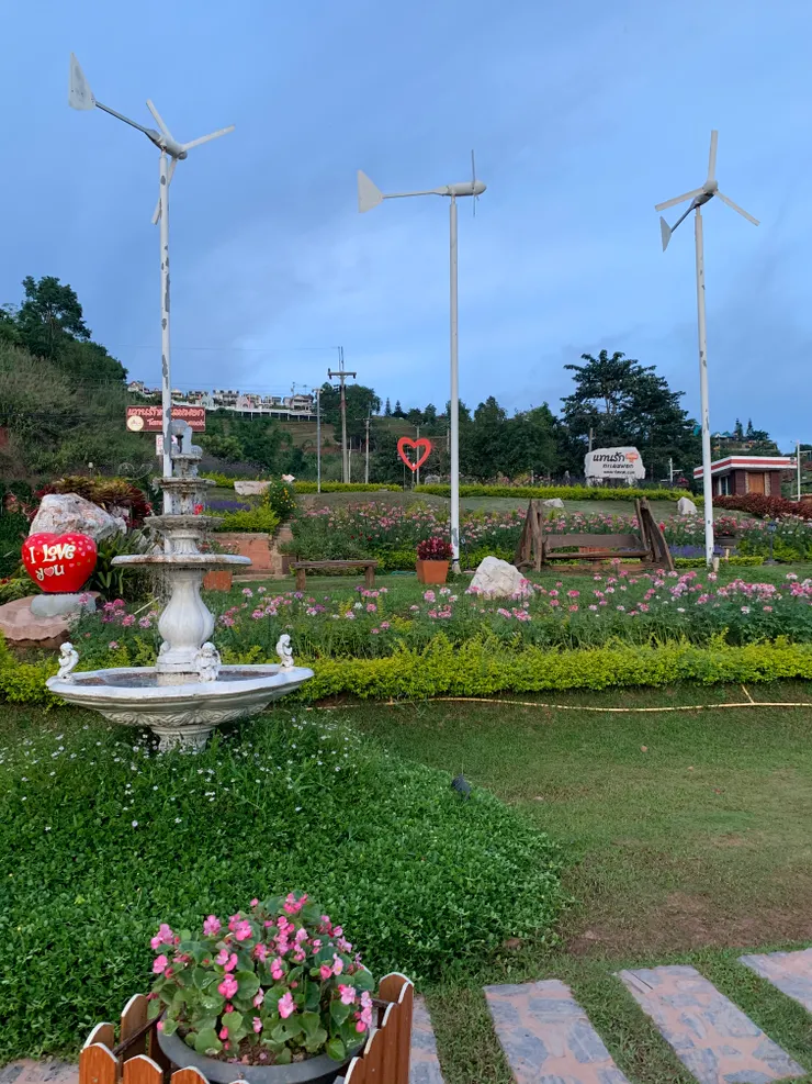 Tanrak Talaymok 景觀餐廳，旁邊的觀景台花花草草佈置得很漂亮