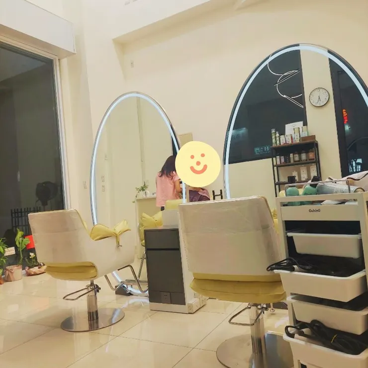 陪老公剪頭髮，特地探頭看我的樣子好萌