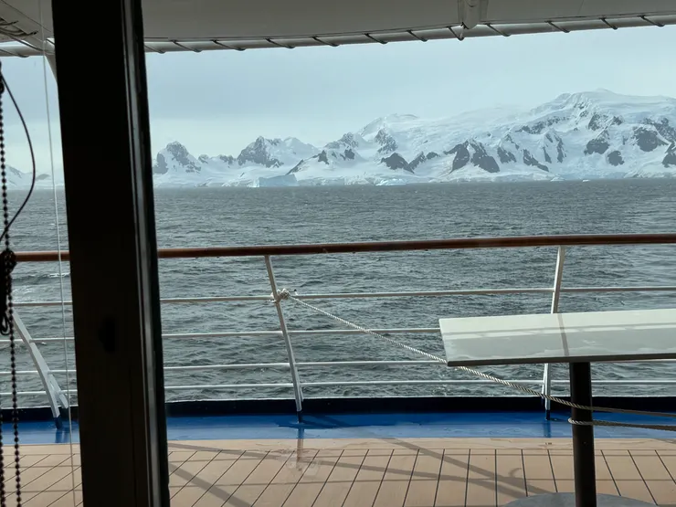 早上起床到甲板上看看冰雪