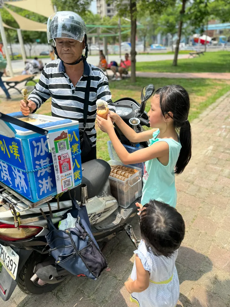 阿伯還懂得使用電子支付，很會