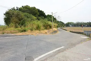 (9316)-柏油路下還隱約可見軌條，左邊柏油路往小梅線，新港線則往後方(往大林糖廠方向拍)