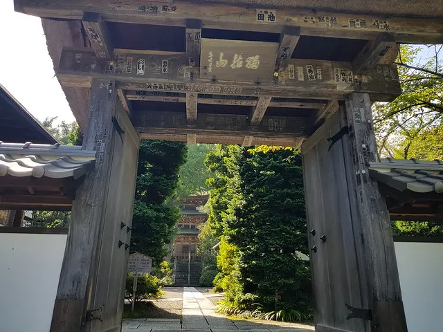 透過前山寺山門看三重塔