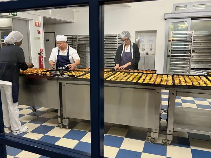 在這裡可以直接供人觀看蛋塔製作的區域。