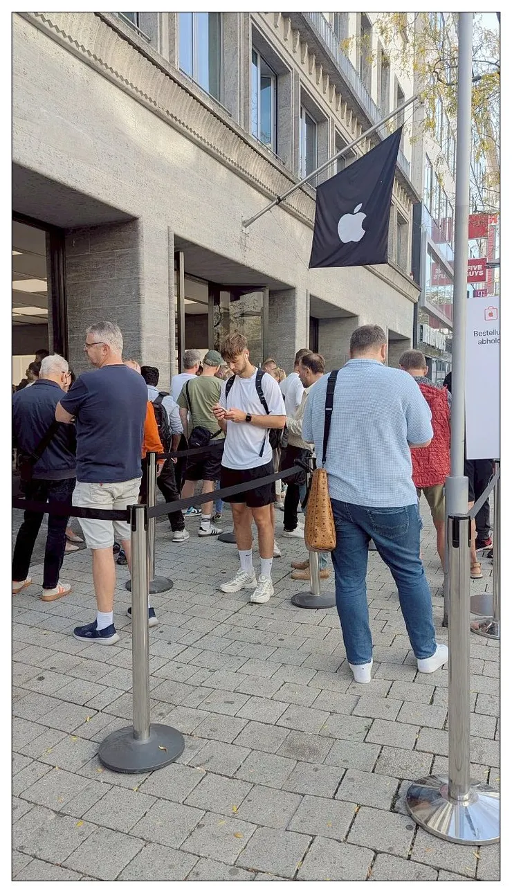 記得當天是i-phone17的發售日 2025-9月份