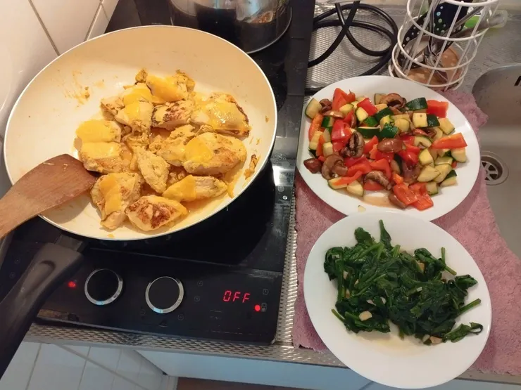 起司無粉炸雞、炒青菜