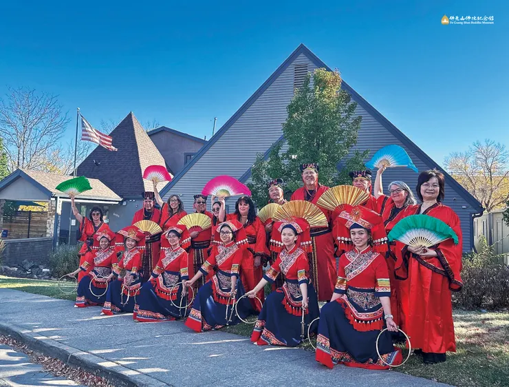 苗族文化舞蹈成員都是信仰基督教、天主教的美國人