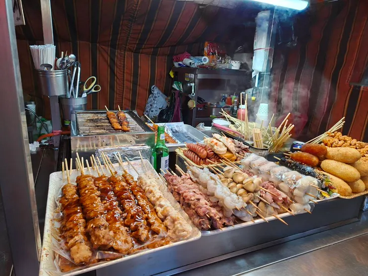 串燒與魚板是常見的小吃~