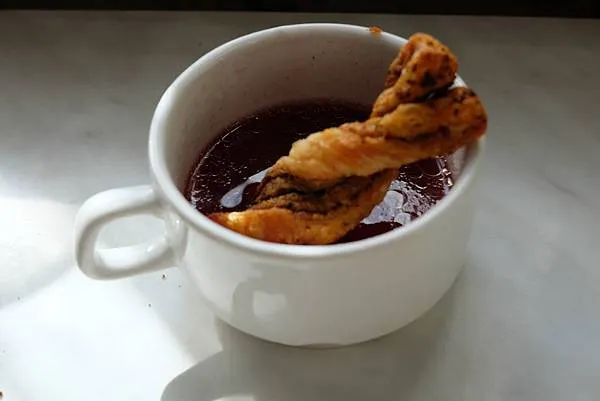 它的吃法一般像這樣,沾著湯一起吃。