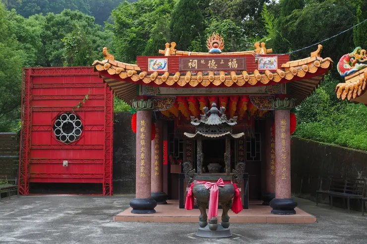 上坑福德詞與一旁的鐵製八卦鏡