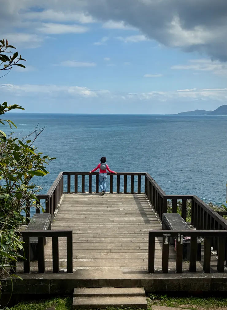 第一個觀景台在停車場旁邊，往下走