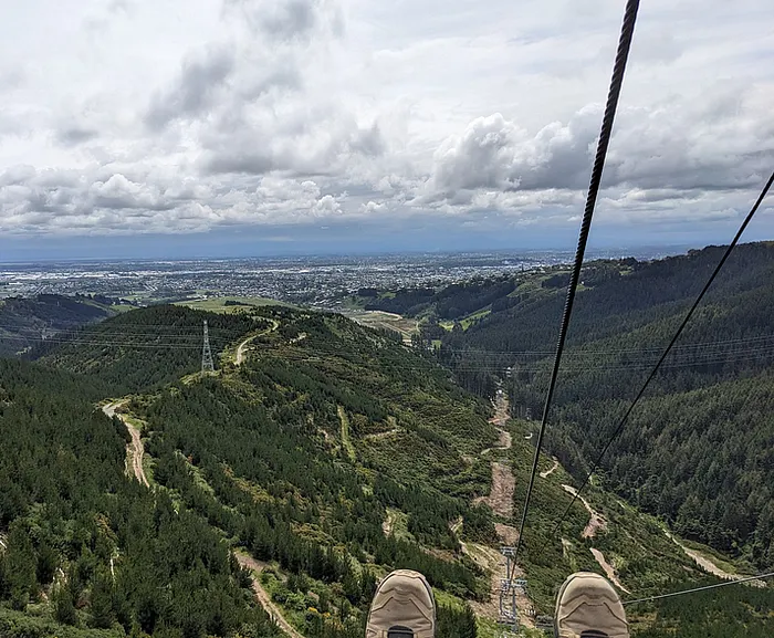 到達山頂的纜車接駁處，免費搭纜車下山