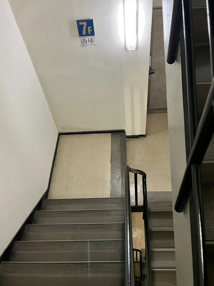公司的鋼骨大樓樓高一層抵兩層，被操過一輪爬其他樓梯都好輕鬆