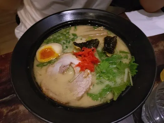 原味豚骨拉麵-已經用湯匙動過的狀態