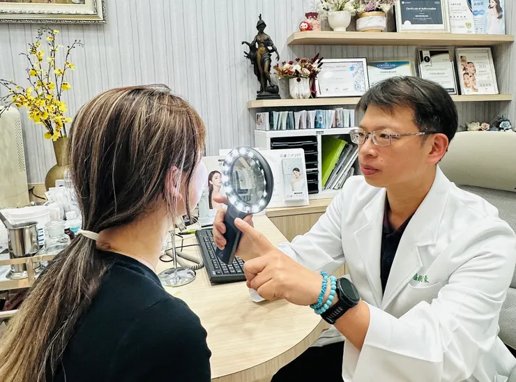 圖說：許哲豪醫師替患者評估；圖中患者與本文無關。（圖／豪美學診所）