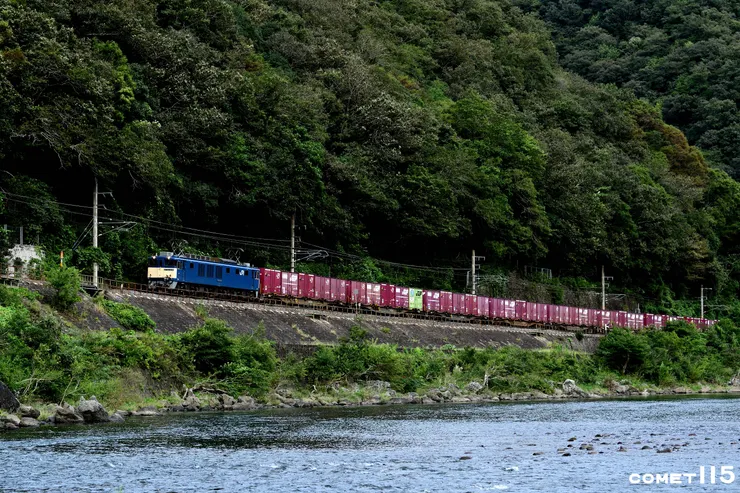 方谷車站左前方的小徑可以來到河床上拍攝(座標：34.876479, 133.558743)