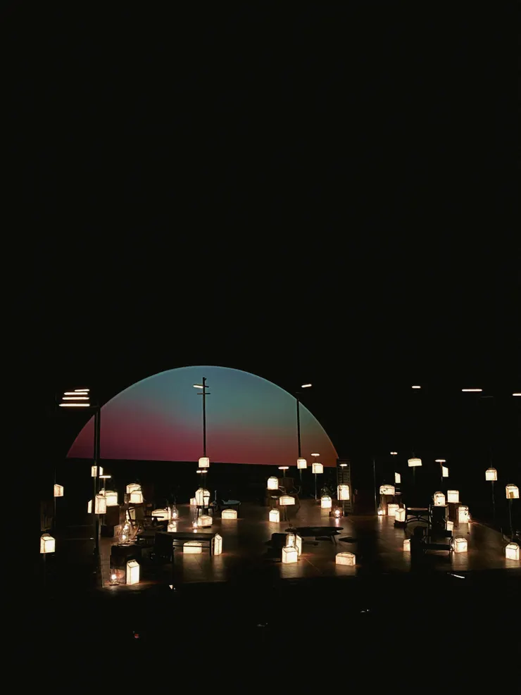 牛奶箱亮起的舞台佈景（很讚！