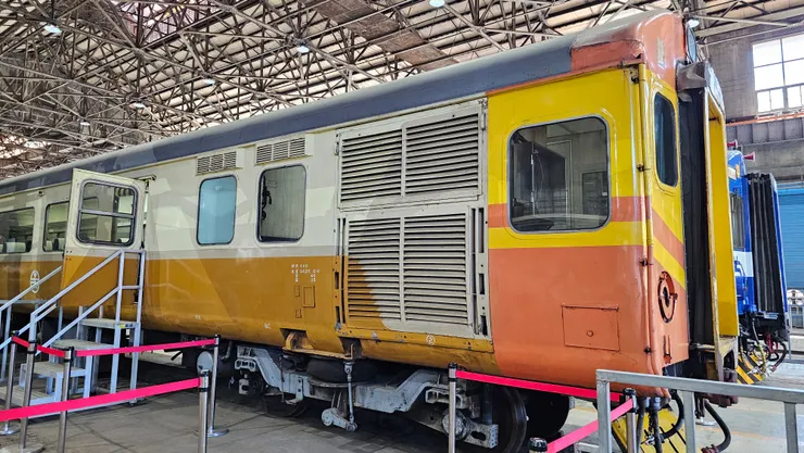 這是第一代自強號!來自英國!型號是EMU100!