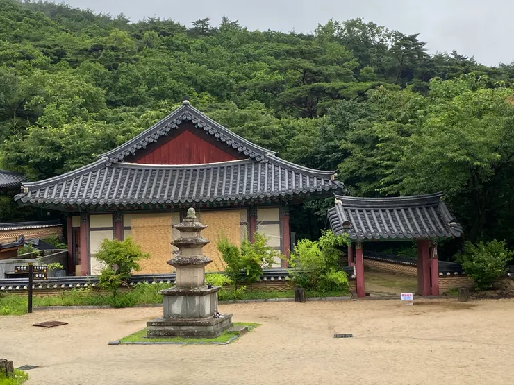 歇山頂式的屋頂，韓劇裡奴僕進出的小門