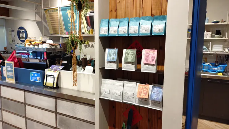 櫃台旁的熟豆展架