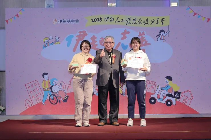 母女檔在志工頒獎典禮上一起獲獎，接受榮耀和掌聲的時刻。