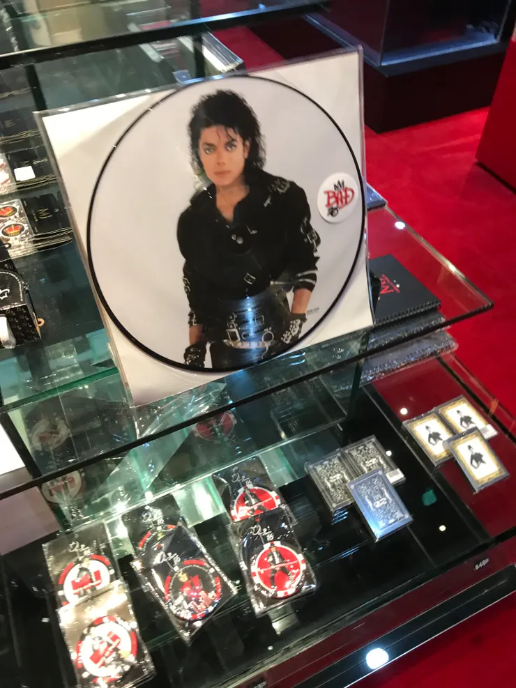 最上面那張《Bad》唱片不記得以前有沒有，也不知道是真唱片還是擺設，但下面那些籌碼和撲克以前也有賣，只是現在款式少了很多。