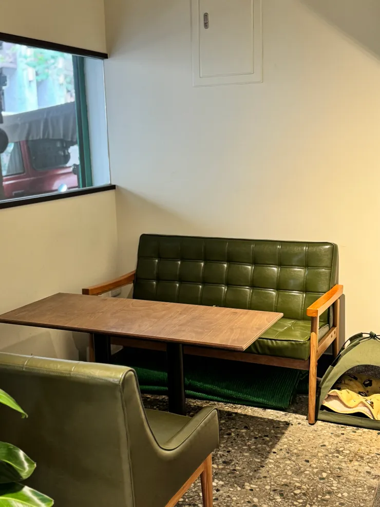 當時還早沒什麼人,我就選沙發區座下