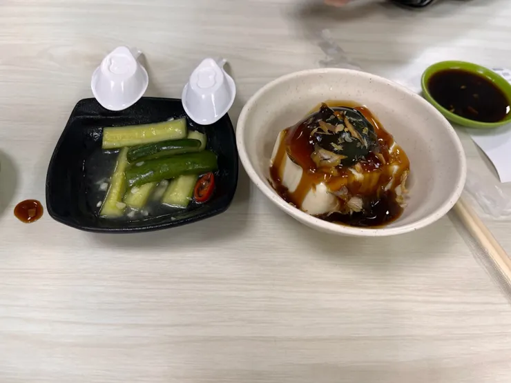 小黃瓜跟皮蛋豆腐，皮蛋居然只有半顆，物價漲太兇？