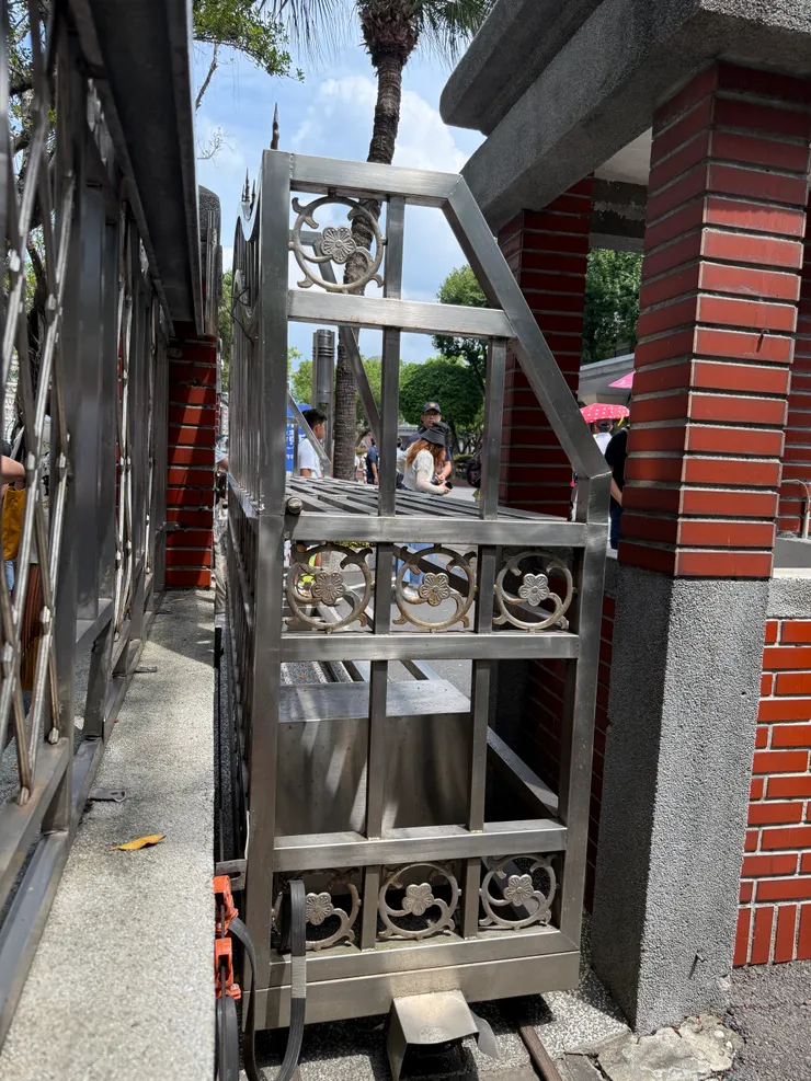 立法院鐵門的花樣挺有特色，用梅花