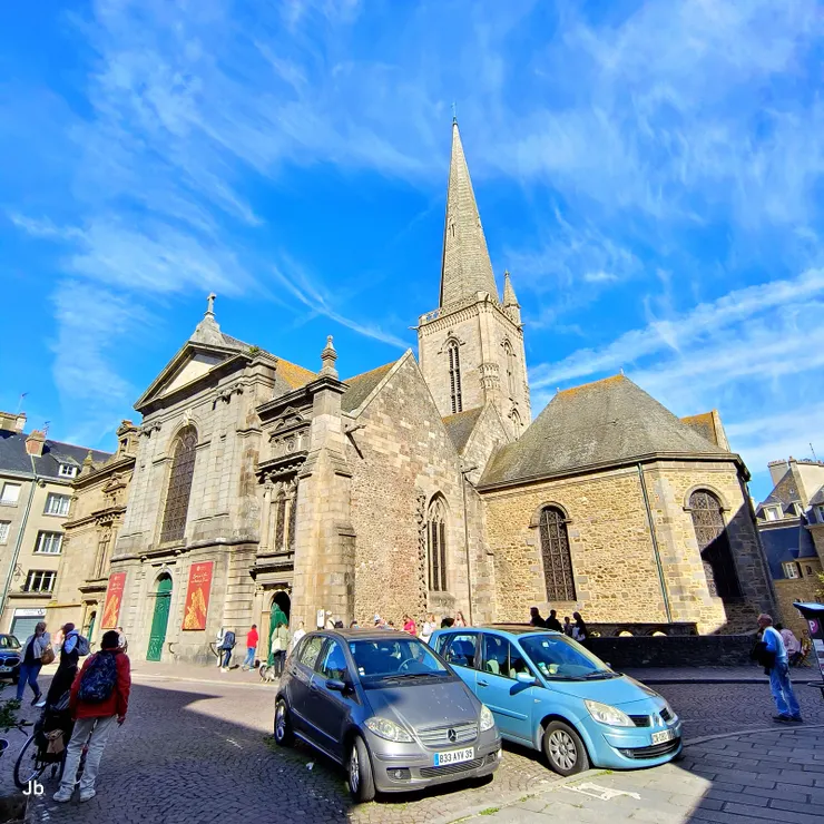 【聖馬洛大教堂（Cathédrale Saint-Vincent-de-Saragosse de Saint-Malo）就在餐廳對面， 它是座羅馬天主教教堂，融合了羅馬式和哥德式建築風格，始建於12世紀並在不同時期進行了擴建和重建，為國家歷史古蹟。】