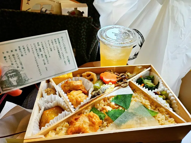 炸雞+炊飯便當,炊飯會隨季節變換而更改。