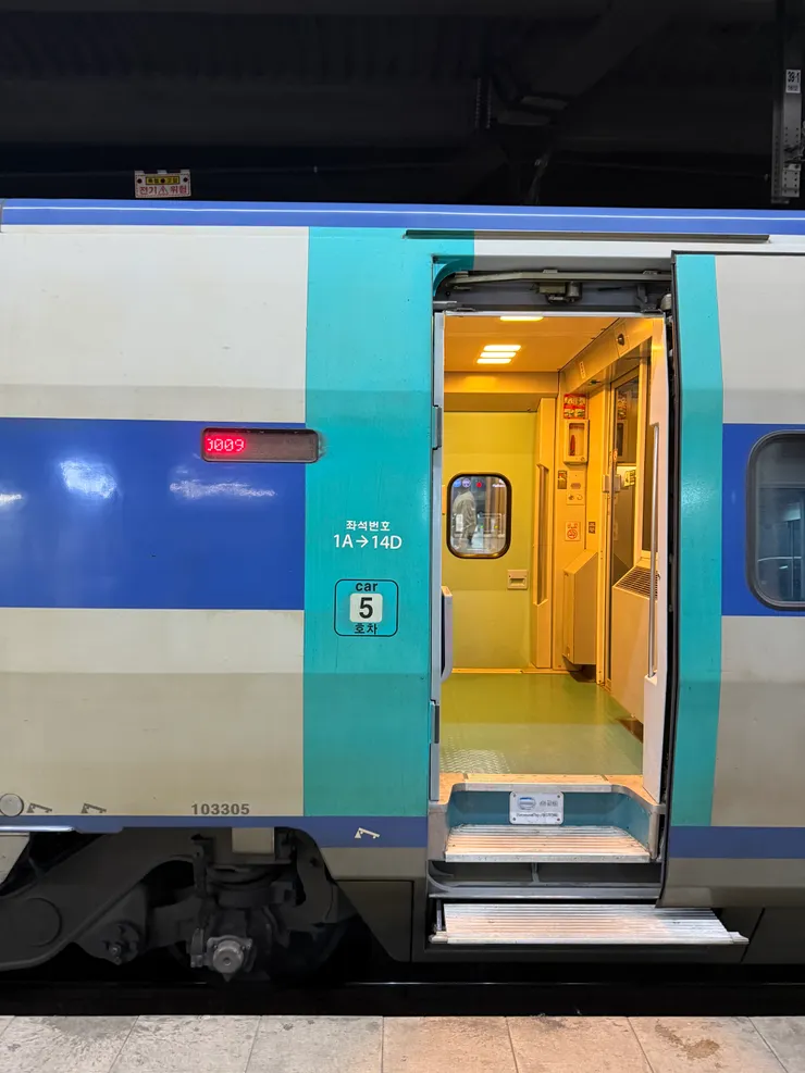 韓國KTX跟月台的間隙很大，而且有階梯，對於帶大件行李的人稍有不便，但上車後車廂間都有可以放置大件行李的置物架