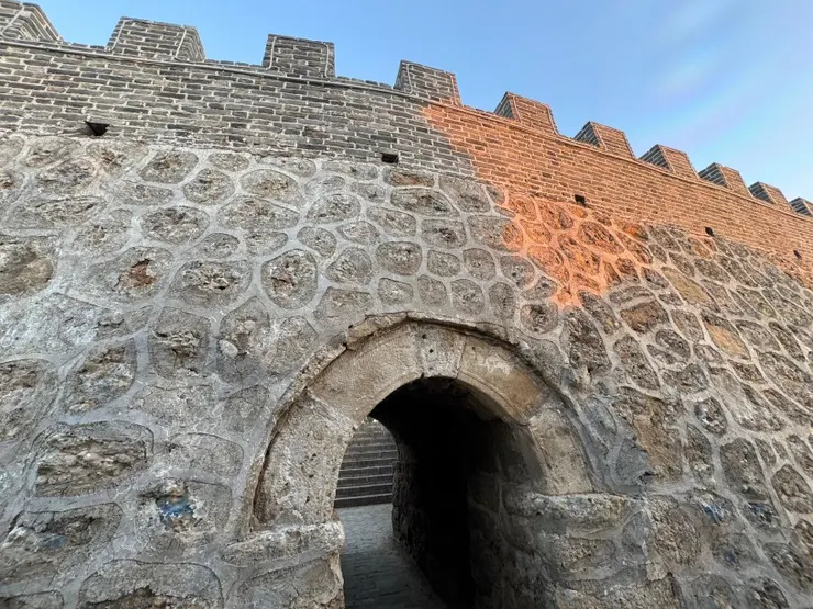 拱形石壁上隱隱可見「中山寨」三字，相傳為劉禪所寫。