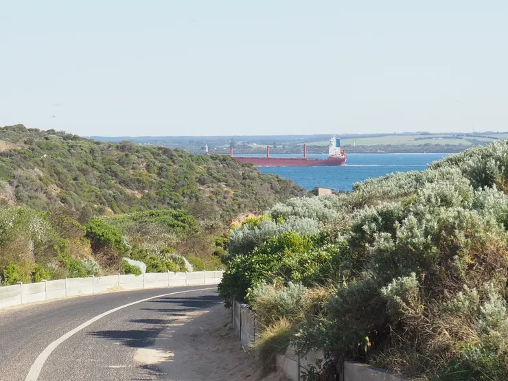 一艘大船經過,我抓緊機會按下快門。