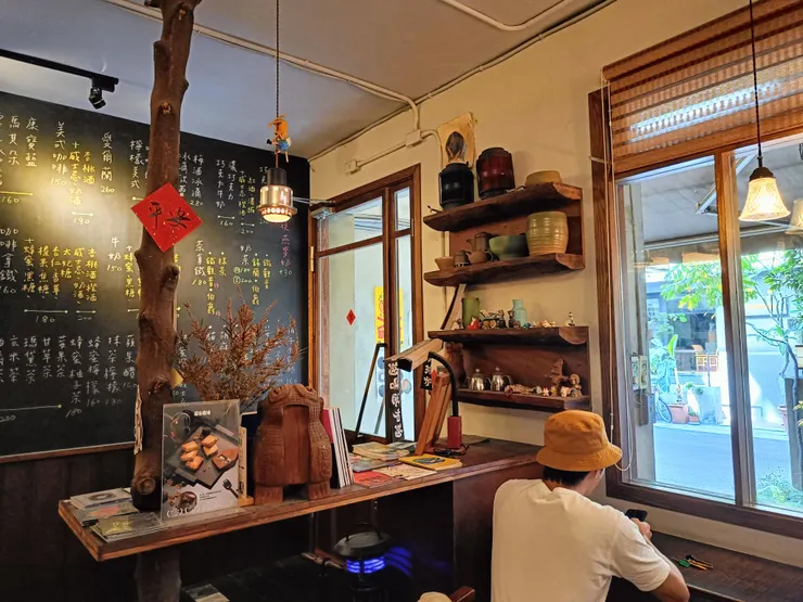 入口處有大大的黑板，上面寫著菜單