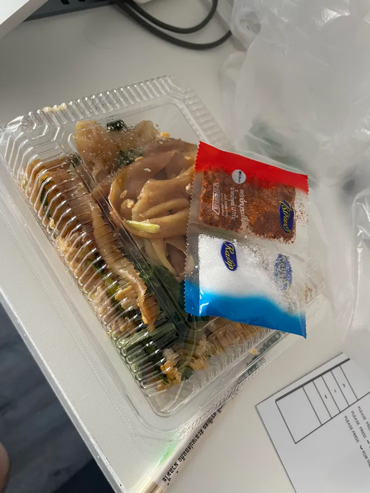 路邊炒粿條一份40還有很有梗的青菜、必備的糖＆辣椒包