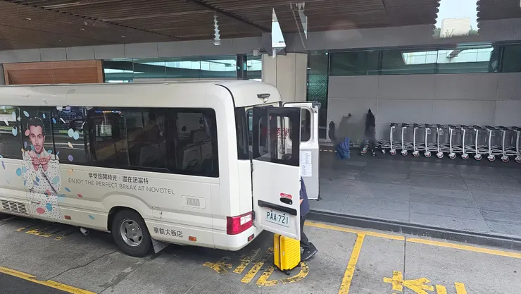 這是剛抵達桃機第二航廈的華航諾富特飯店接駁車