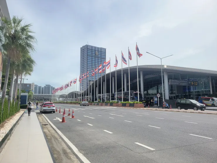 ↑沿著這條路直走到底