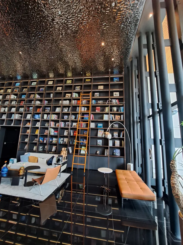 承億酒店一樓有一面書牆