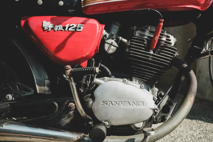 與後來的白金野狼不同，G2的離合器蓋形式不同，拉桿也在左上，並非正上方，大小與CB125S一致