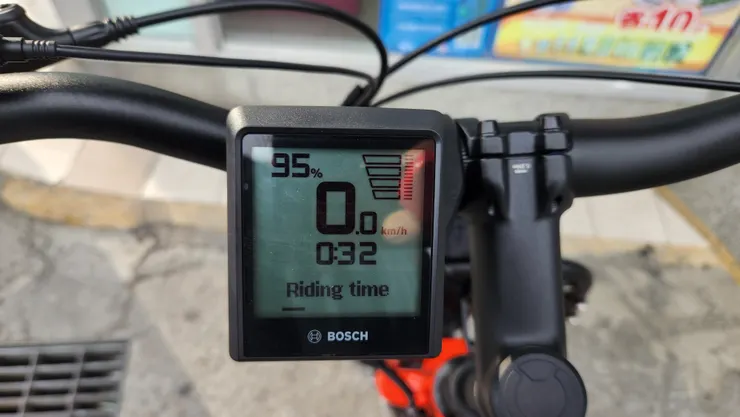 從我家台中北屯到一江橋萊爾富剛好10km,全程沒開電。到達一江橋時電量為95%。