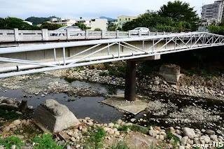 在泰新橋下還有兩塊疑似鐵路時代的舊橋墩，上方橋頭標註為1987年竣工