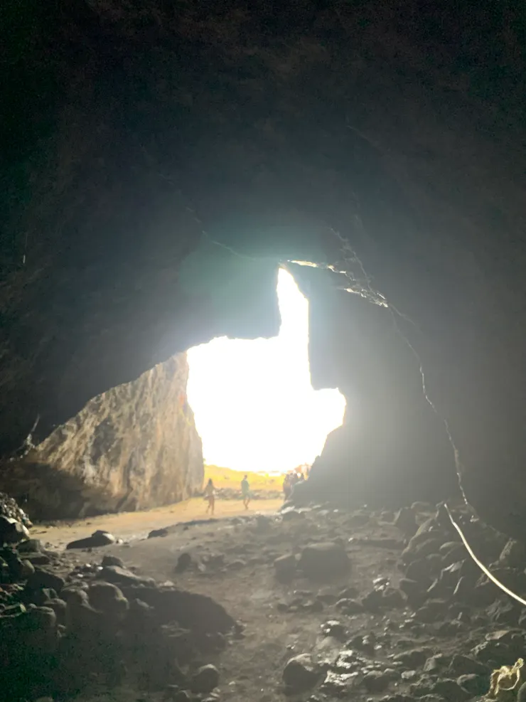 繞過後方到第二個洞口，往前看就會看到一隻手指著天，非常有趣味性