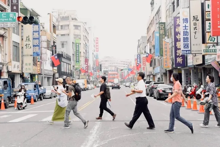 嘉義美街圖鑑」串聯美街店家，深入梳理歷史，也邀請蒲浩明雕塑家一同導覽街區。