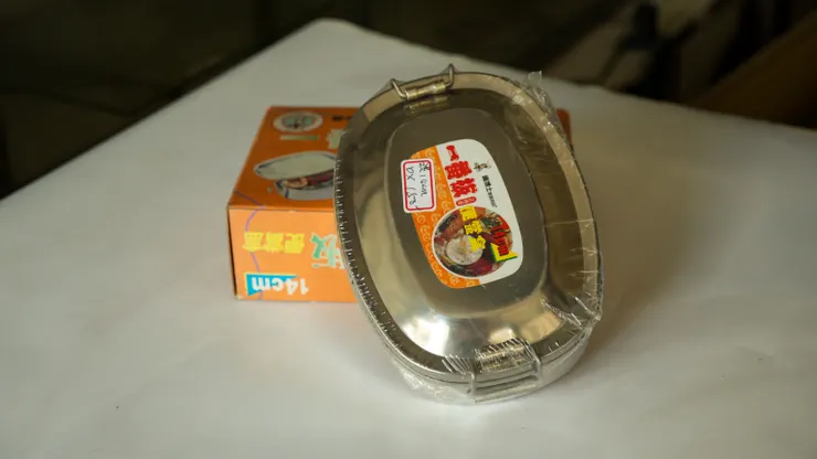 台灣早期的不鏽鋼便當盒，外包裝很舊了，不過產品是全新無損的