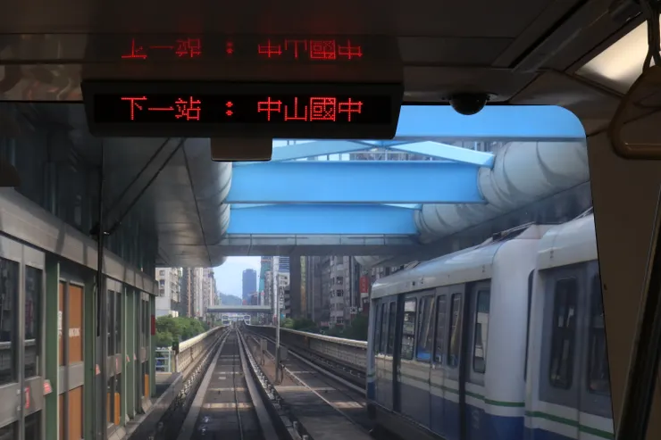 坐上很久沒搭的文湖線列車