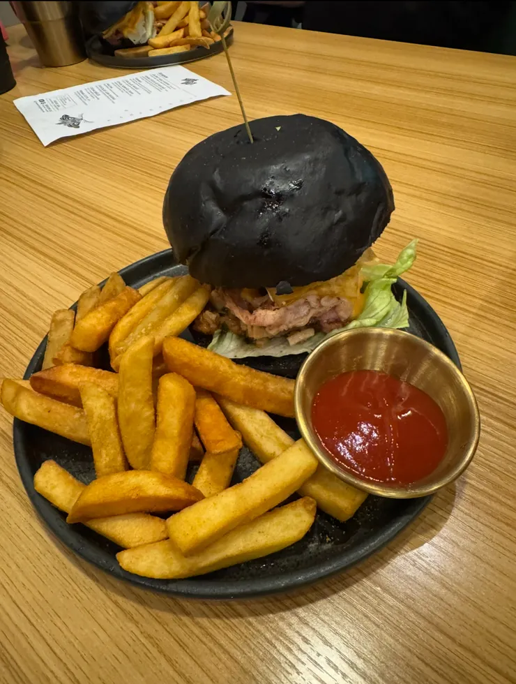 木炭麵包、滷肉、培根、炸餛飩皮、生菜、特製醬料、與炸薯條