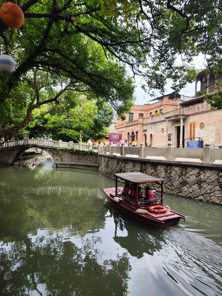 上下杭內的小運河與觀光船（攝影/筆者）
