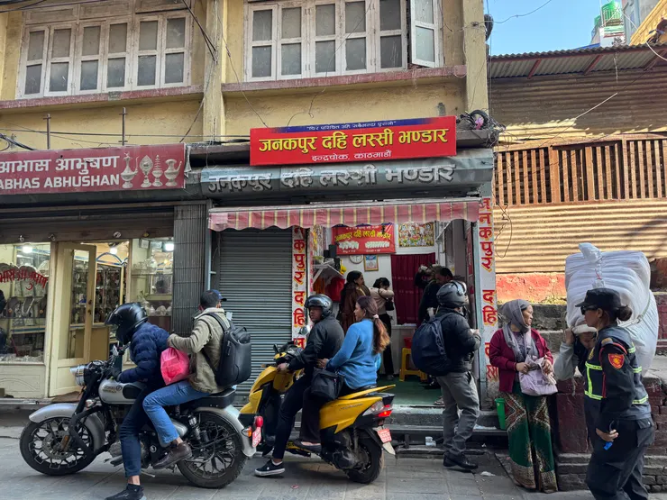 店外等候人潮，大部分的人是買了就在街邊站著吃─我當然也效法。